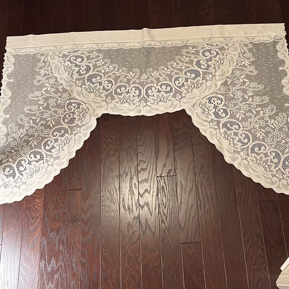 Crocheted rod pocket cream colored drapery valance 56 inches wide - Picture 2 of 7